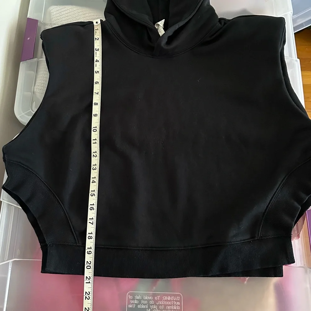 Alo Cropped Headliner Shoulder Pad Sleeveless Hoodie Sweatshirt Vest Size Medium - Picture 11 of 13